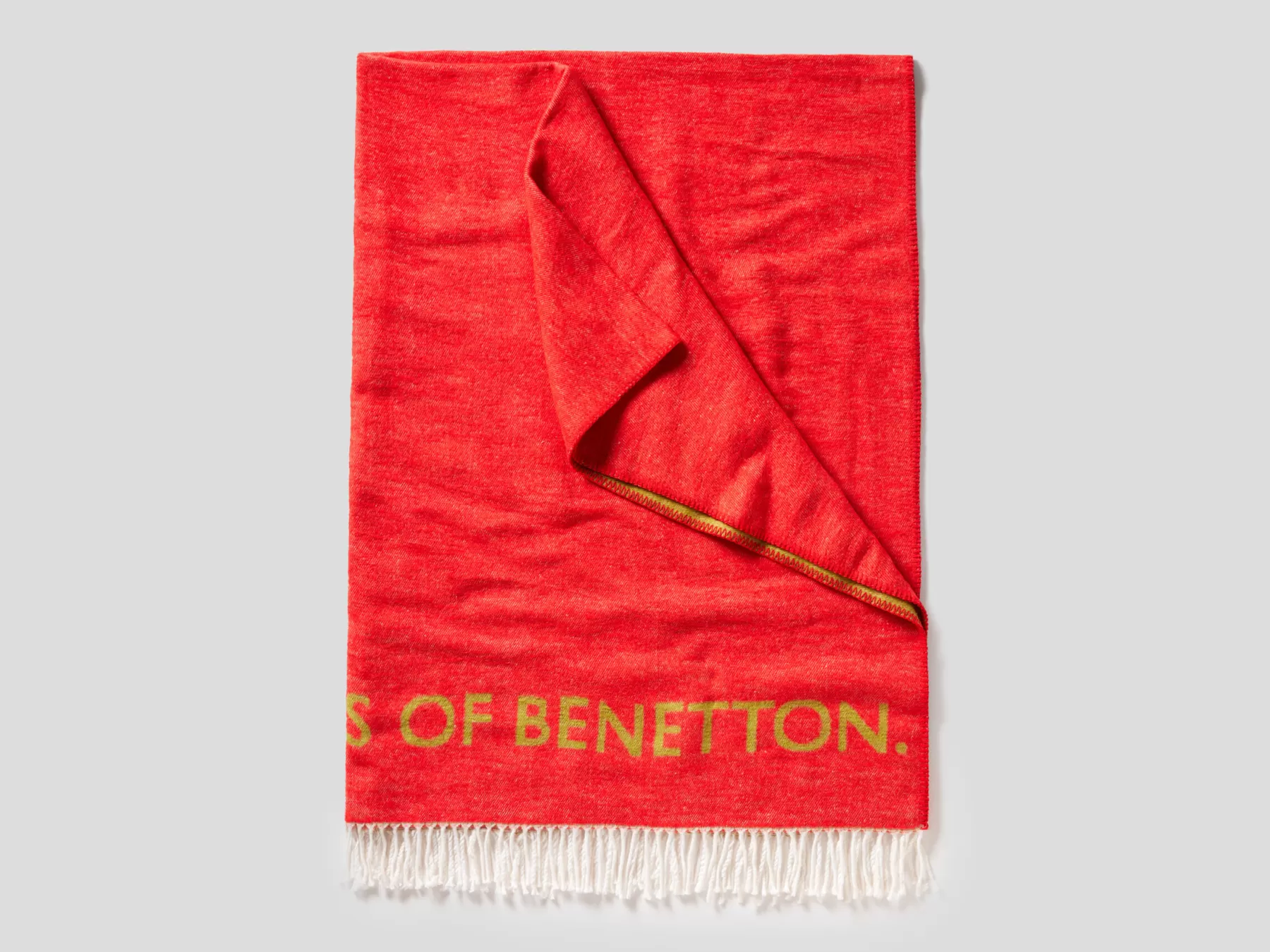 Benetton Coperta Sfrangiata Con Logo Rosso Flash Sale