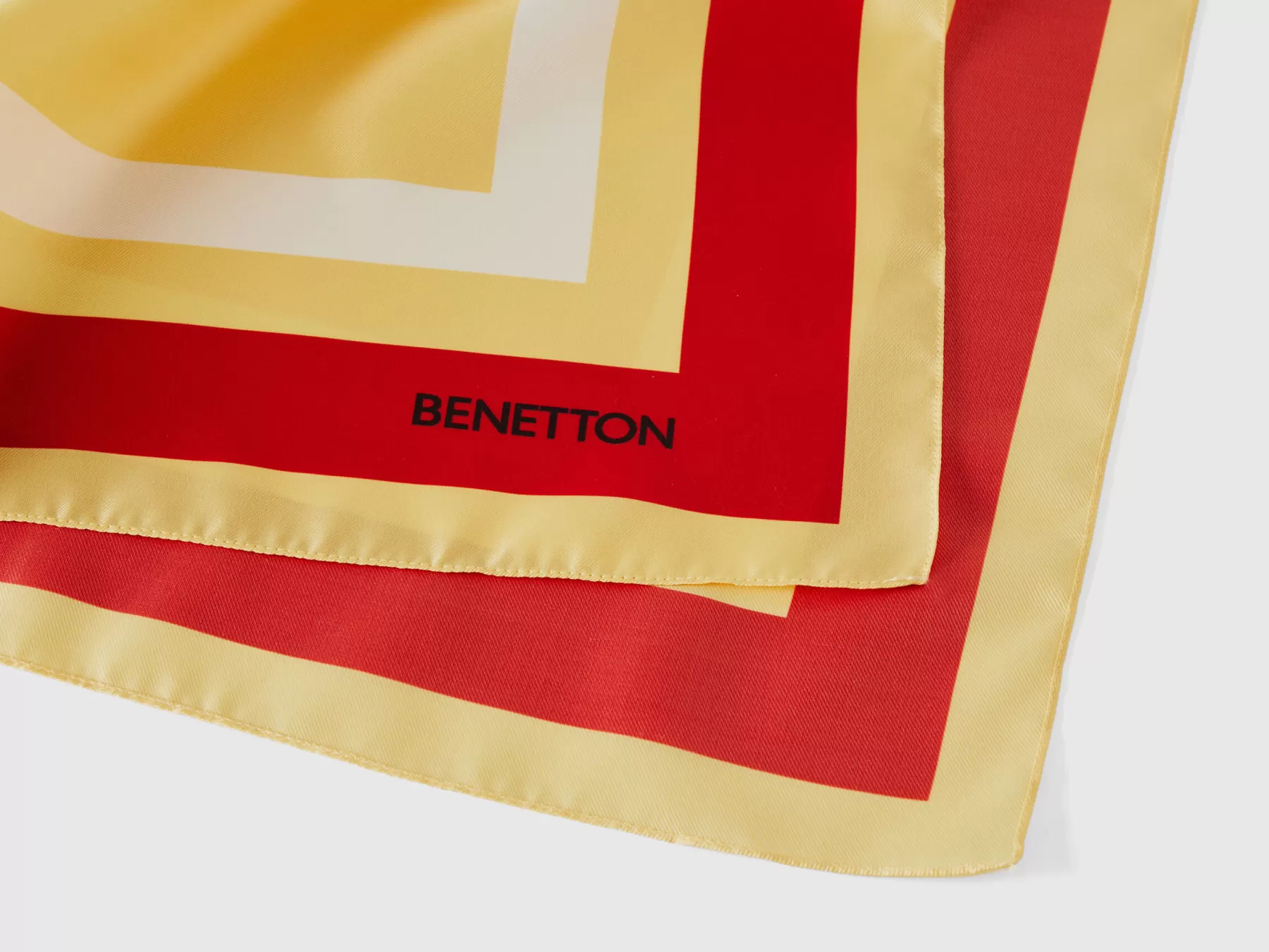 Benetton Foulardcon Stampa Mela Giallo Store