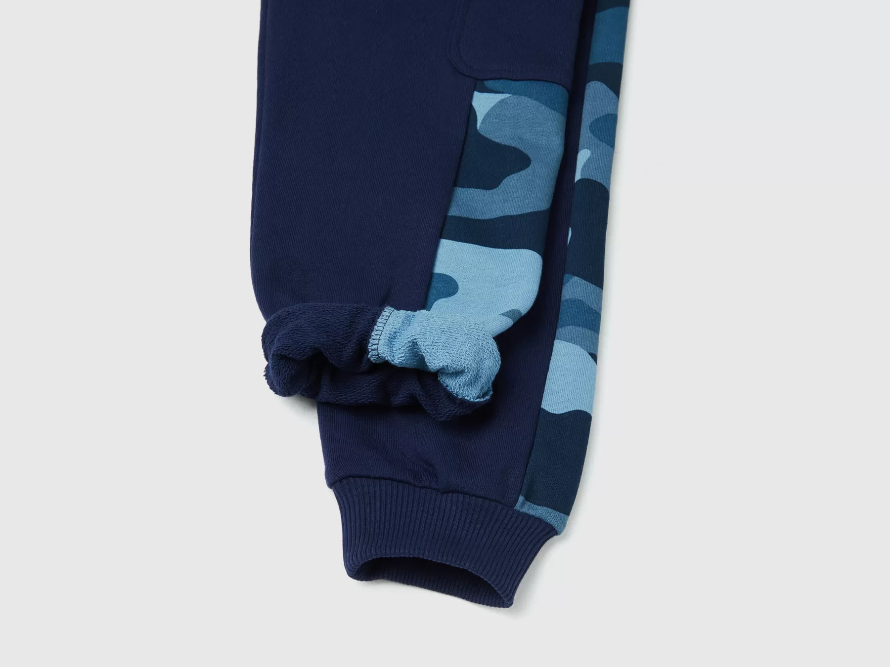 Benetton Pantaloni In Felpa Con Bande Camouflage Blu Scuro Shop